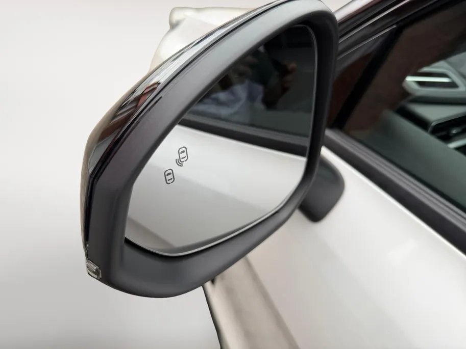 Lynk & Co 01 1.5 More |Schuif-kanteldak| Navigatie| 360 graden camera |Stoel/stuurverwarming| Lederen bekleding|