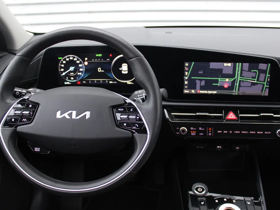 Kia Niro EV DynamicPlusLine 64.8 kWh | 17' LM | Schuif / Kantel dak | Navi | Cruise | Airco | Camera | 17% bijtelling |
