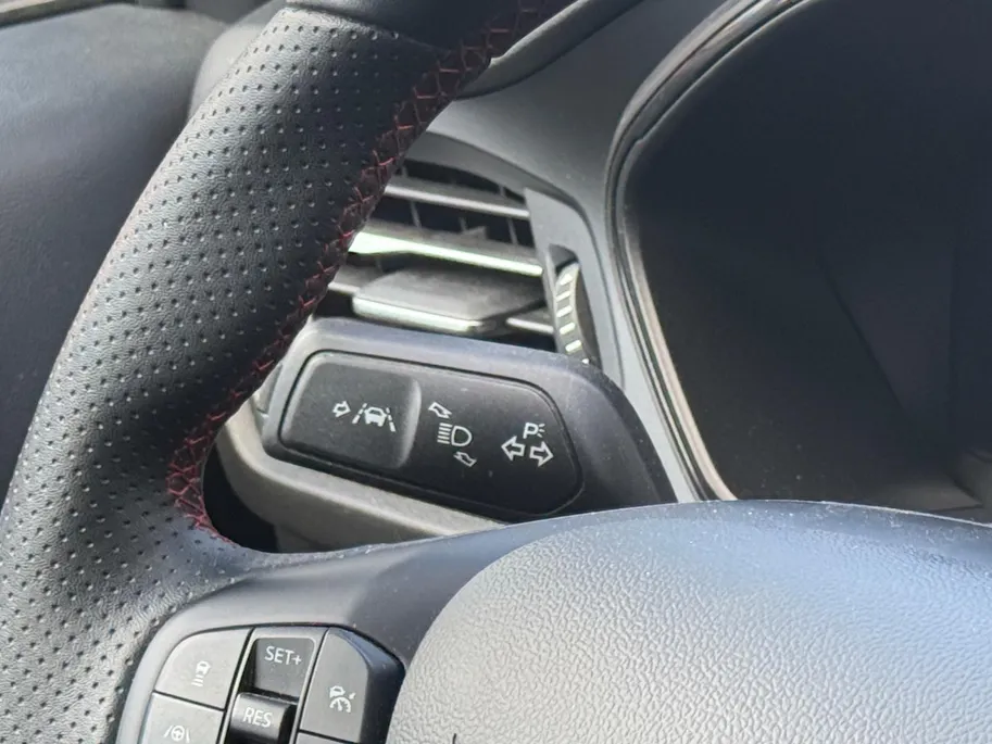Ford Focus Wagon St-Line X | Schuif-kanteldak | Adapt. Cruise Control | Winterpack | Achteruitrijcamera | Apple Carplay/ Android Auto | | B&O premium audio | 12 maanden garantie
