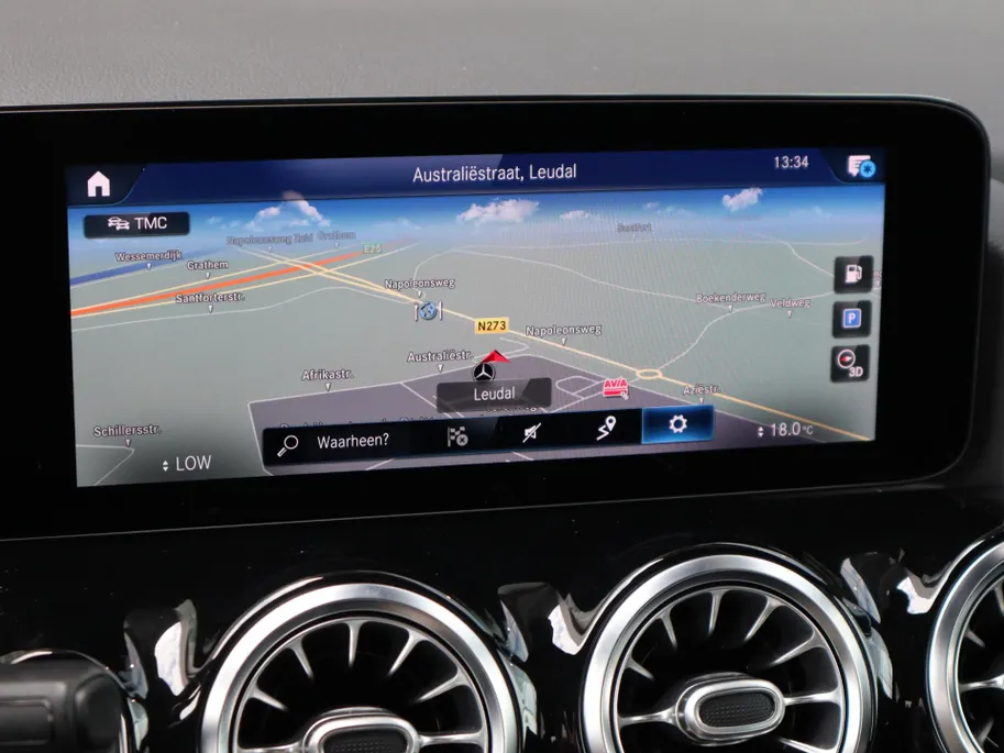 Mercedes-Benz GLA 200 Business Solution AMG l Trekhaak l Keyless l Panoramadak l Ambiente lichtpakket