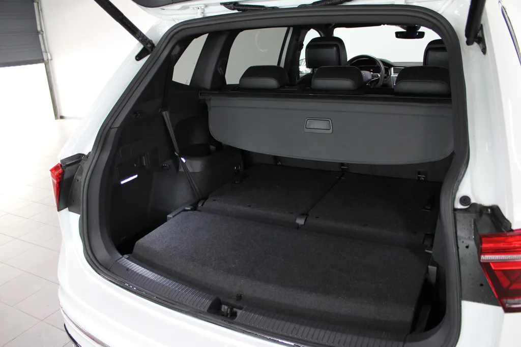 Volkswagen Tiguan Allspace 1.5 TSI DSG-7 R-Line Business 7p. 7-persoons / Stoel + Stuurverwarming / Camera / Elektr. klep /