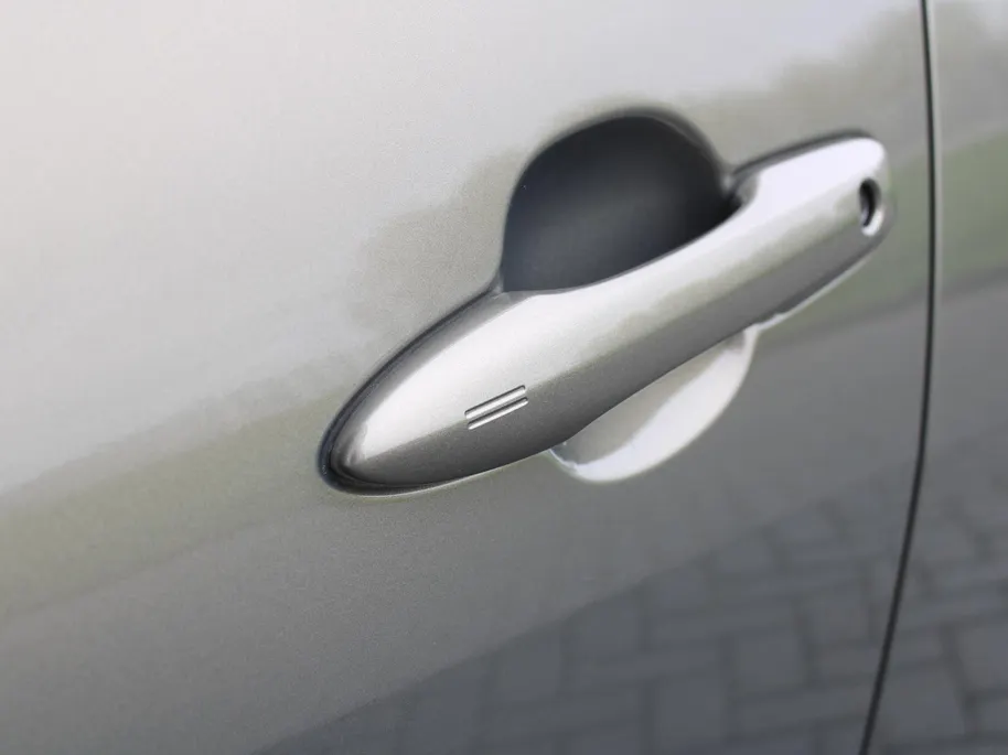 Mazda 2 Hybrid 1.5 Agile | Comfort pakket | Trekhaak | CarPlay | Camera | Stuur-/stoelverwarming | Cruise adapt. | 15' LM |