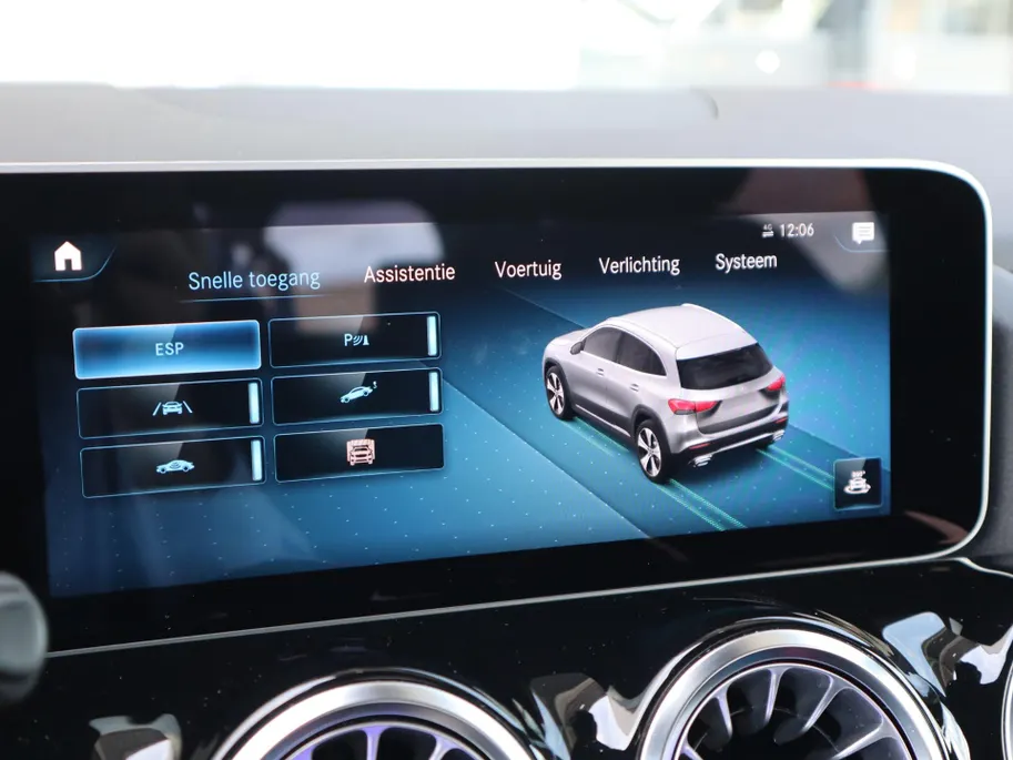 Mercedes-Benz GLA 200 Business Solution AMG l Trekhaak l Panoramadak l Stoelverwarming