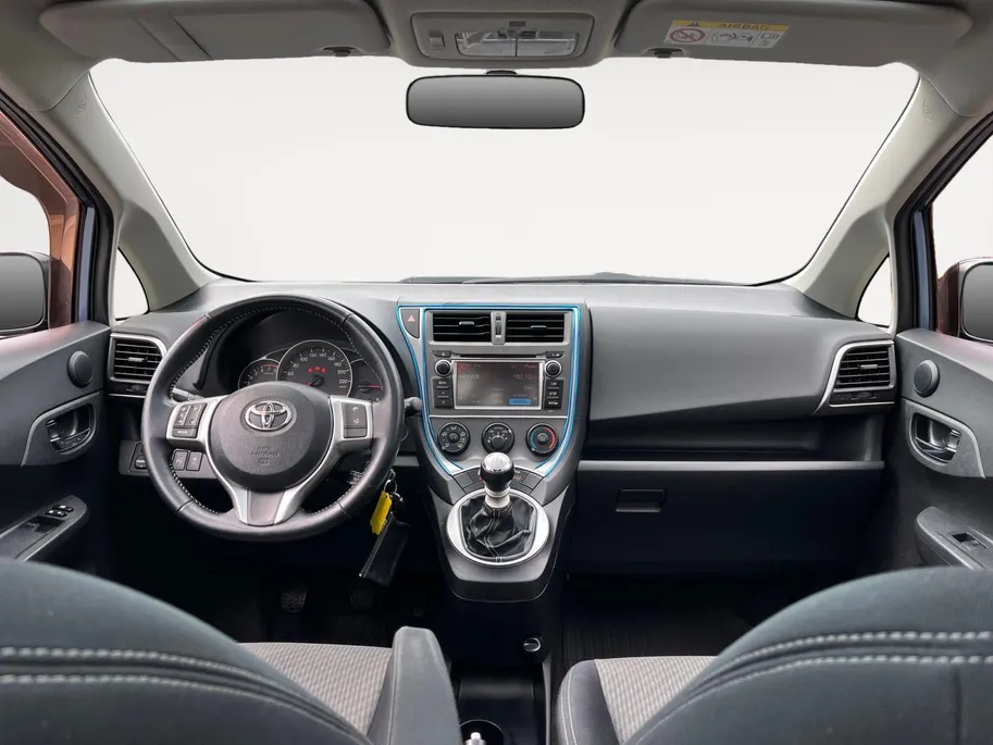 Toyota Verso-S 1.3 VVT-i Dynamic | Achteruitrij Camera | Panorama Dak | Parkeersensoren | Airco | Bluetooth | Hoge Instap | 12 Maanden Bovag Garantie