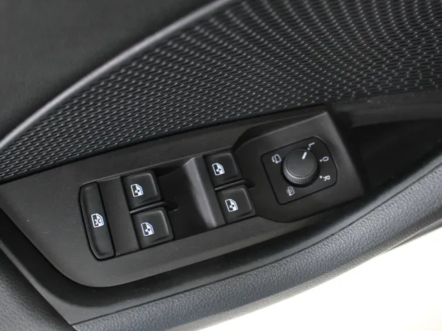 Škoda Octavia Combi 1.0 e-TSI Business Edition Navigatie | Parkeersensoren achter | Led verlichting | El. achterklep