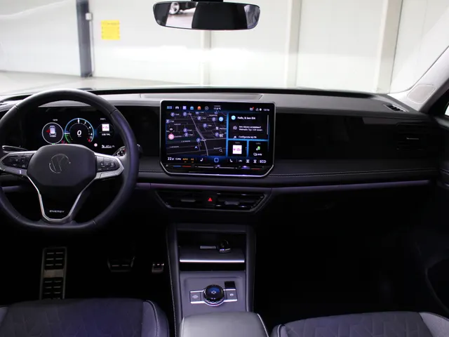 Volkswagen Tiguan 1.5 eHybrid Life Energy Navigatie | Trekhaak | 18' Velgen | 360 Camera | Stoelverwarming