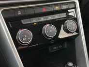 Volkswagen T-Roc 1.0 TSI 81KW/110PK Life Navigatie · Apple/Android Car Play · Camera + Parkeersensoren ·