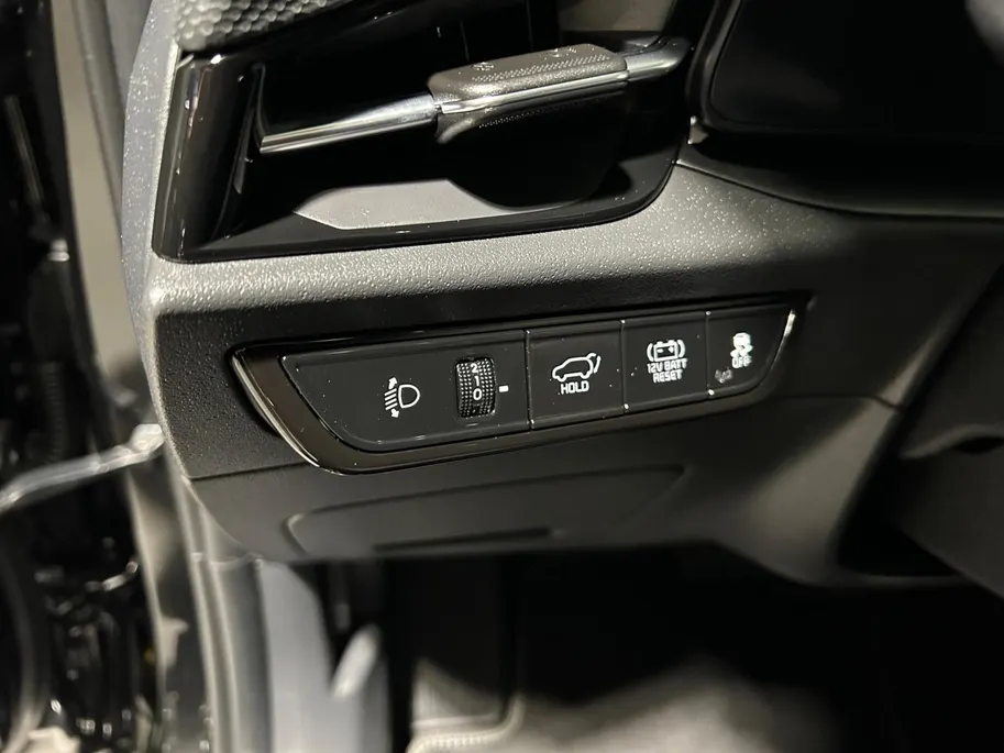 Kia Niro 1.6 GDi Hybrid DynamicPlusLine | Navigatiesysteem | Apple Carplay / Android Auto | Licht + Regensensor | Stoel + Stuurverwarming| Elektrisch bedienbaar Schuifdak | Elektrische Achterklep | Parkeersensoren Voor + Achter | Cruise Control Adaptief | Rijstroo