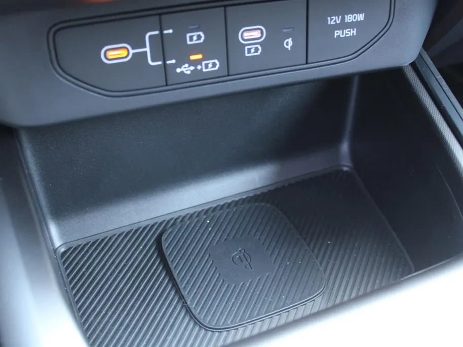 Kia Niro 1.6 GDi Hybrid DynamicPlusLine | Stuur-/stoelverwarming | Schuifdak | Elek. stoelverstelling + achterklep | Dodehoekdetectie | Camera | Telefoonlader | HK audio | LED |