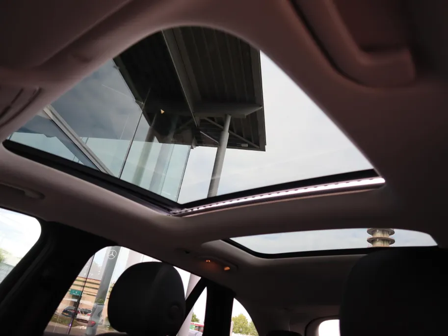 Mercedes-Benz GLC 300e 4MATIC Premium Plus l Trekhaak l Panoramadak l stoelverwarming