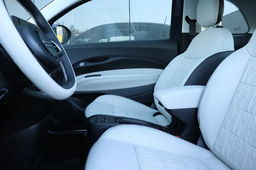Fiat 500e La Prima by Bocelli 42 kWh | JBL | Winter | Camera | 17′