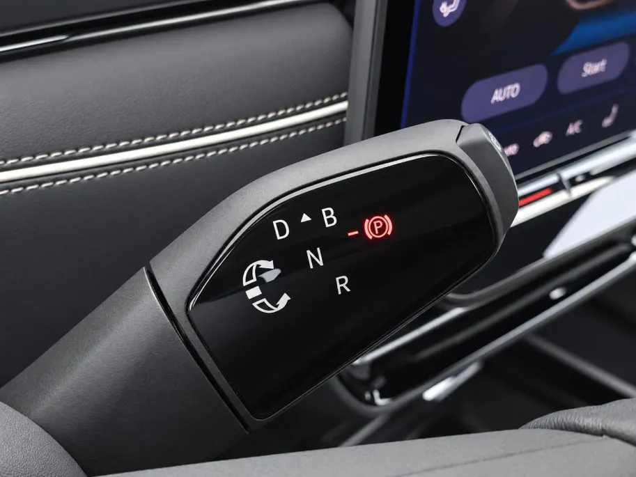 Volkswagen ID.7 Limited Edition Plus 77 kWh accu 286 PK · Trekhaak inklapbaar, met elektrische ontgrendeling · Draadloze telefoonlader ·