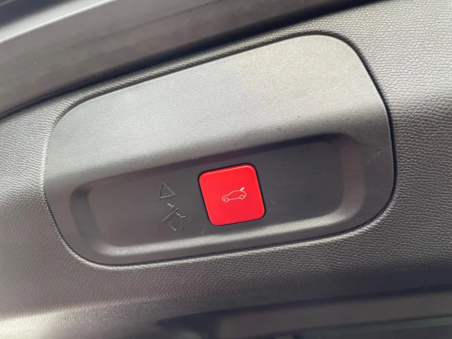 Peugeot 408 1.6 HYbrid GT 225 EAT8 First Edition *Navi*360Camera*Schuif/kanteldak*Trekhaak*Focal Audio*Adapt. Cruise Control* Memory stoel*Elekt. achterklep*Zeer nette auto!