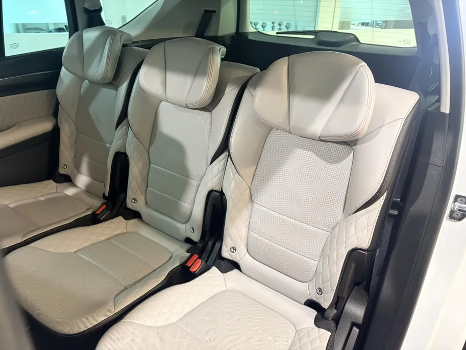 Renault Espace 225PK TCe Initiale Paris 7p. Automaat | 7 Zitplaatsen | Stoelverwarming | Schuif/Kantel Dak | Stoelverkoeling | Semi Elektrische Wegklapbare Trekhaak | Climate Control | Apple CarPlay/Android Auto | Head Up Display | Wit Leder | Camera | Parkeersensoren |