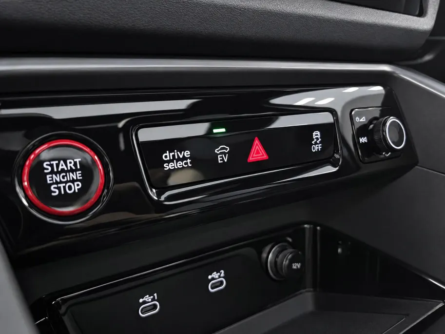 Audi Q5 Sportback e-hybrid quattro S edition Competition 367 PK · Glazen panoramadak · Head-up display · B&O premium 3D