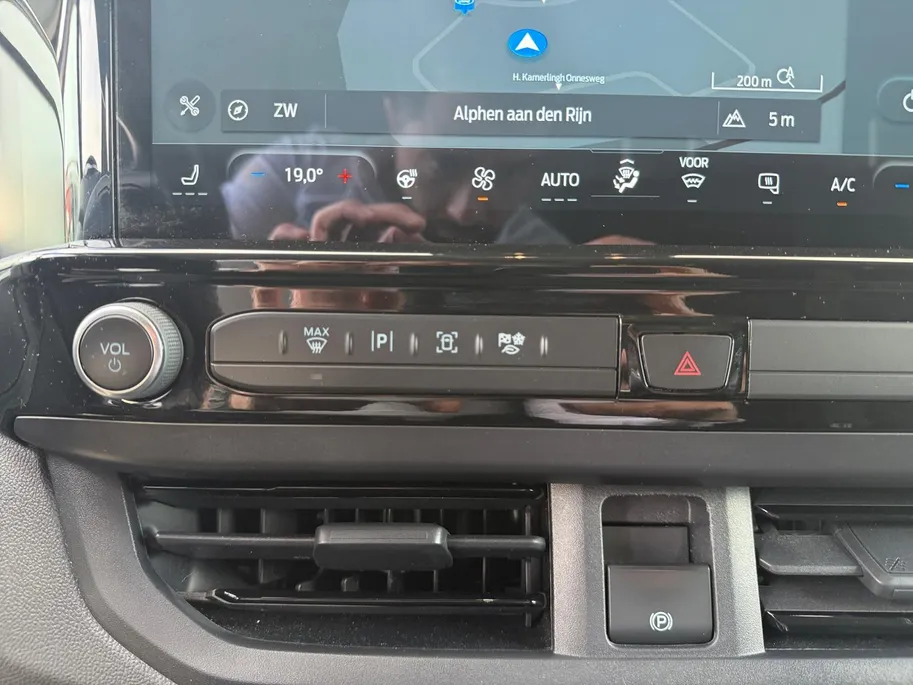 Ford Transit Custom 300 2.0 TDCI L2H1 Sport | Automaat | Adapt. Cruise control | BLIS | Winter pack | Elektr. bestuurdersstoel | Parkeersensoren voor en achter | Achteruitrijcamera | Navigatie | Apple carplay & Android auto | 18' lichtmetalen velgen | Bovag garantie |