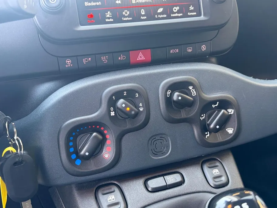 Fiat Panda 1.0 Hybrid Cross GRATIS WINTERBANDEN | AIRCO | PARKEERSENSOREN ACHTER | TREKHAAK | 12 MAANDEN GARANTIE! |