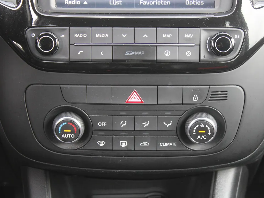Kia Venga 1.4 CVVT First Edition | 16' LM | Trekhaak | Navi | Airco | Cruise | Camera | PDC | All seasons |