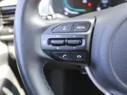 Kia Stonic 1.0 T-GDi MHEV DynamicPlusLine | Stuur-/stoelverwarming | Camera | Cruise adapt. | Clima | LED | Navi | 16' LM | Automaat |