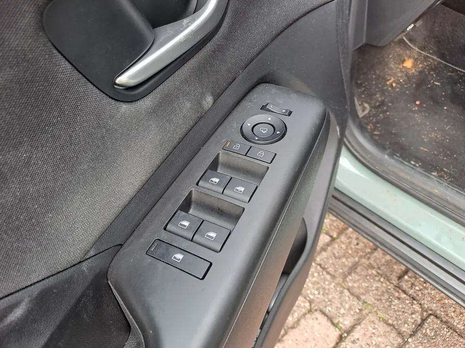 Hyundai Kona 1.6 GDI HEV Comfort Smart AUTOMAAT | Trekhaak | Stoel/Stuur verwarming | Camera | Navigatie | Adaptieve Cruise | Apple Carplay/Android Auto | Hybride