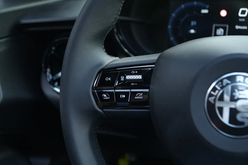 Alfa Romeo Junior 1.2 Turbo 145 PK Ibrida Speciale | Techno | Pano | Camera | Navi