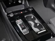 Audi Q6 e-tron Advanced quattro 100 kWh 388PK · Panoramadak · Leder · Trekhaak · 360°Camera · Garantie t/m 25-10-2030 of 100000km.
