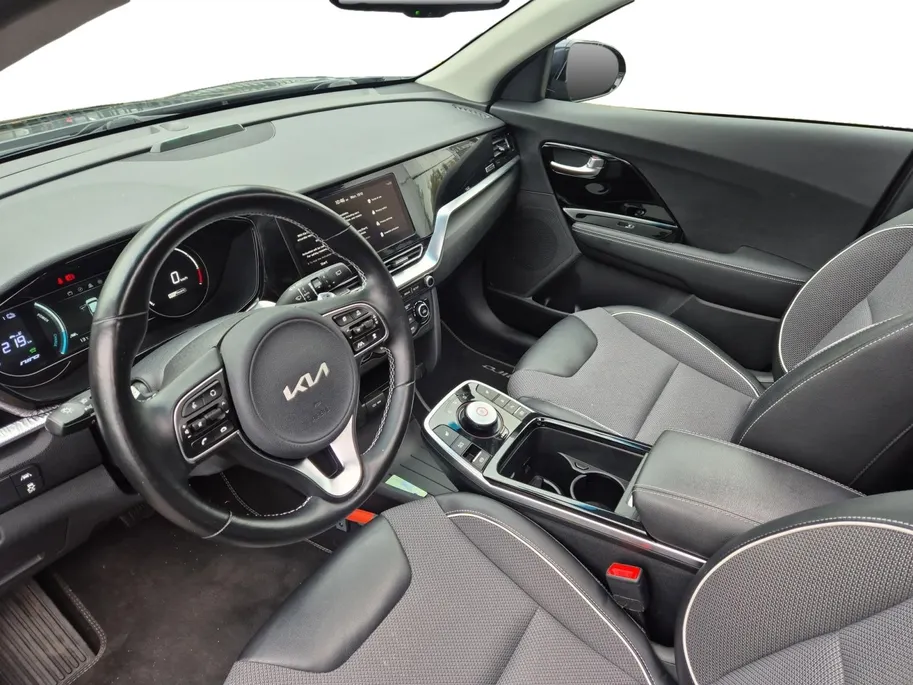 Kia e-Niro DynamicPlusLine 64 kWh | Airco | Navi | Camera | Privacy Glass | Trekhaak | Stoelverwarming | Stuurverwarming