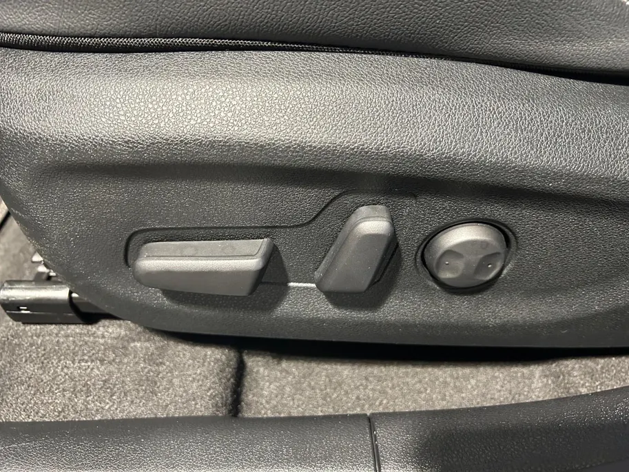 Kia e-Niro ExecutiveLine 64 kWh | Warmtepomp | Trekhaak Afneembaar + 13-Polige Stekker | Elektrisch verstelbare Voorstoelen | Bestuurdersstoel + Geheugen | Elektrisch Bedienbaar Schuif / Kanteldak | Stoelverwarming + Stoelkoeling | Stuurverwarming | JBL Geluidsinsta