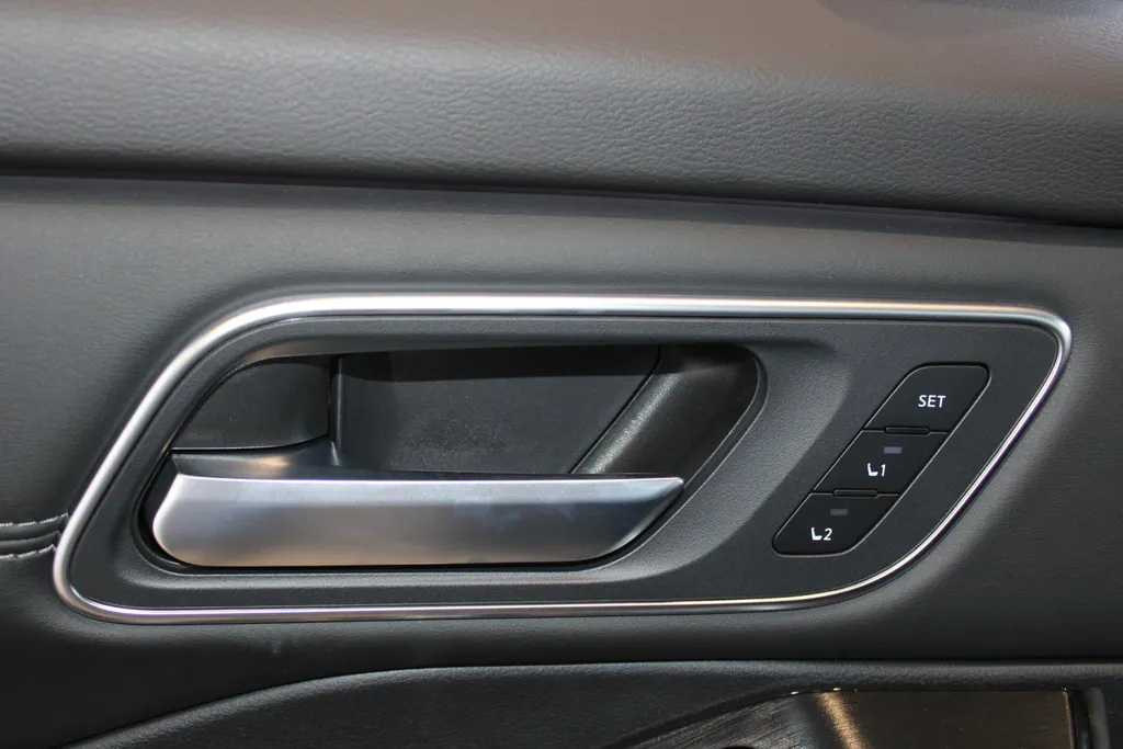 Nissan X-Trail 1.5 e-Power Tekna Plus | Naviagtie| 360grd camera| Pdc voor en achter| Climate controle 3 zones| Stoel-, stuur- en voorruit verwarming| Lederen bekleding| 19inch Wielen| Stoel geheugen|