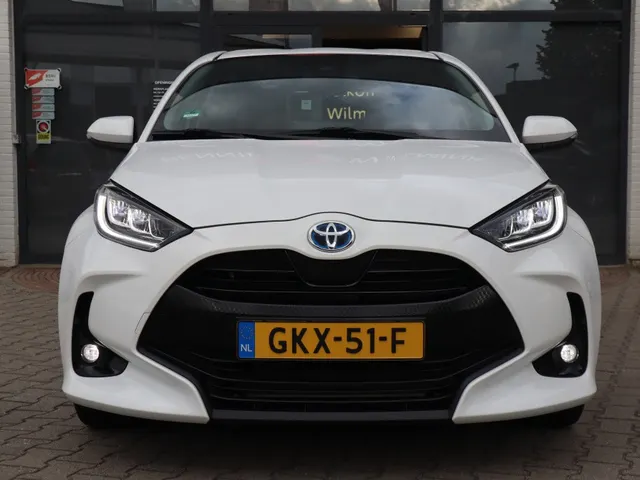 Toyota Yaris 1.5 Hybrid Dynamic Limited | Stoelverwarming | Keyless | 17 inch | All Seasons