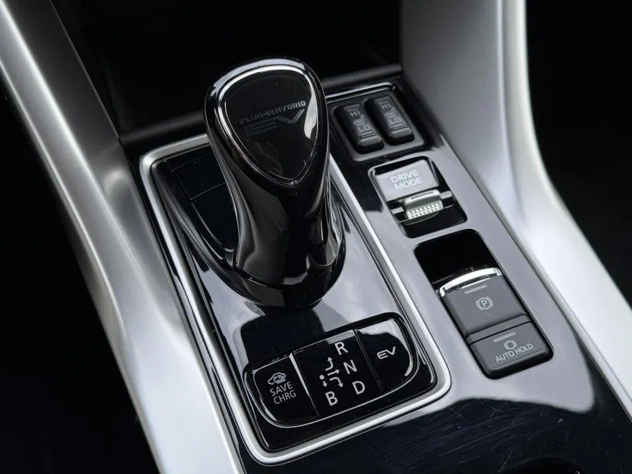 Mitsubishi Eclipse Cross 2.4 PHEV Intense+ | Stoel- en stuurverwarming | Elektrisch verstelbare stoelen | Trekhaak | Achteruitrijcamera | Parkeersensoren voor- en achter | Navi | Climate Control