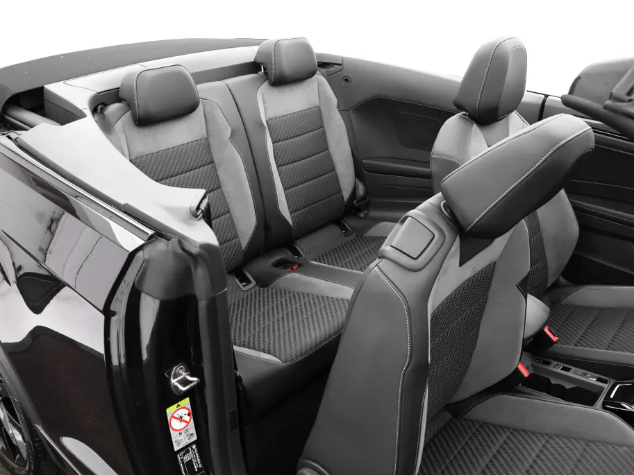 Volkswagen T-Roc Cabrio 1.5 TSI 150pk DSG R-Line · Camera · Apple/Android Car Play · Stoel-& Stuurverwarming · P-Sensoren · 18'' Inch ·