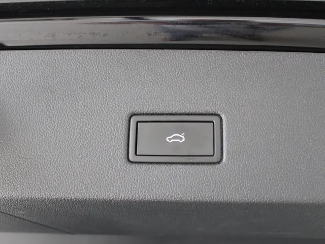 Volkswagen T-Roc 1.5 TSI Sport R-Line DSG Panoramadak | El. Achterklep | Beats Audio | Suzuka 19' Zwart