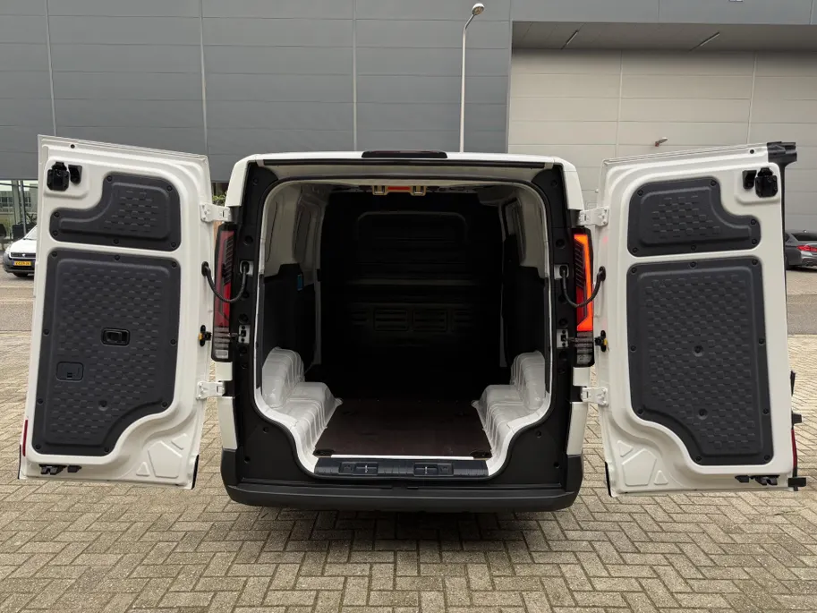 Kia PV5 L2H1 Plus 51.5 kWh | incl. berkentriplex laadvloer | All-season banden | 297 km WLTP-actieradius | Snelladen van 10% tot 80% in 30 minuten | Stoel- en stuurverwarming | Achteruitrijcamera | Draadloos Apple/Android Carplay | Parkeersensoren voor- en achter