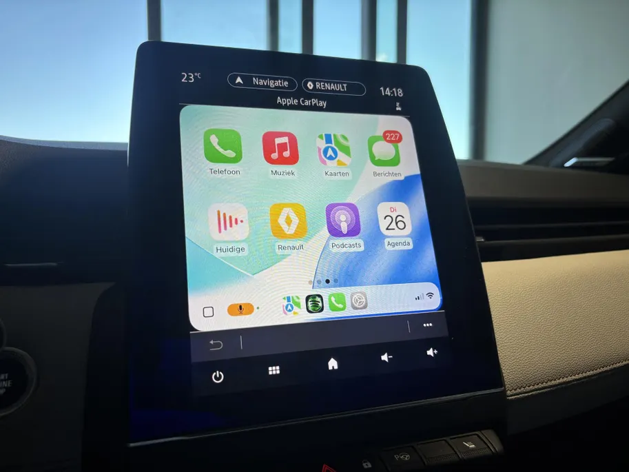 Renault Clio 100PK TCe Initiale Paris | 1e eigenaar | Bose Audio | Wit Leder | Armsteun | Climate Control | Camera | Apple CarPlay/Android Auto | Cruise Control | Lichtemetalen Velgen | Licht & Regen Sensor |