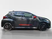 Toyota Yaris 1.5 Hybrid Executive | JBL AUDIO | GLAZEN DAK | HEAD UP DISPLAY | ZWARTE VELGEN | UNIEKE SAMENSTELLING |