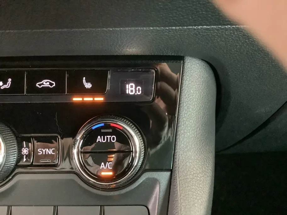 Škoda Karoq 1.0 TSI Business Edition | camera | PDC voor + achter | digitaal