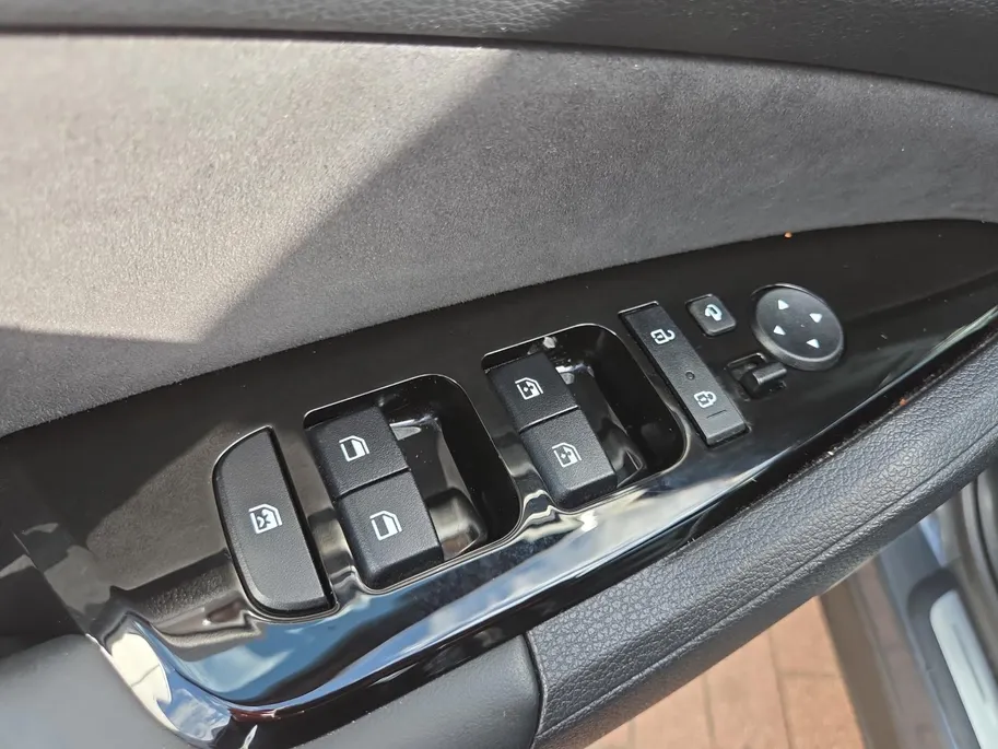 Kia Sportage 1.6 T-GDi Plug-in Hybrid AWD GT-Line | Zeer compleet | Trekhaak | Elektrische achterklep | Panoramadak | Fabrieksgarantie t/m  11-05-2030 + 3x 1 jaar* | NAP