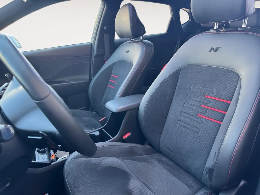 Hyundai Kona 1.6 GDI HEV N Line Sky | schuif-/kanteldak | Navi | Clima | 360 Camera | All Season banden | Stoel-/stuurverwarming | Elektrische achterklep
