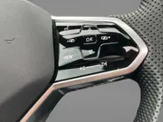 Volkswagen T-Roc 1.5TSI/150PK R-Line Business+ · Panoramadak · Trekhaak · Camera · Apple/Android Car Play · Navigatie · Stoelverwarming · Garantie t/m 09-10-2027 of 100000km.