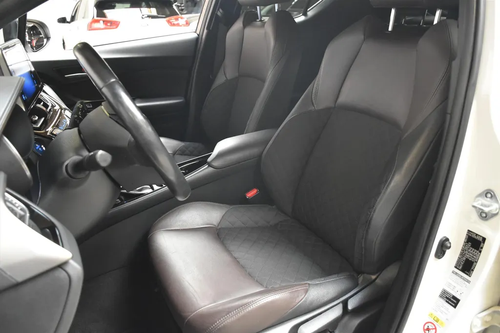 Toyota C-HR 1.8 Hybrid 122pk CVT Bi-Tone Navigatie | Cruise | Clima | PDC |Half Leer | Parlemoer Wit