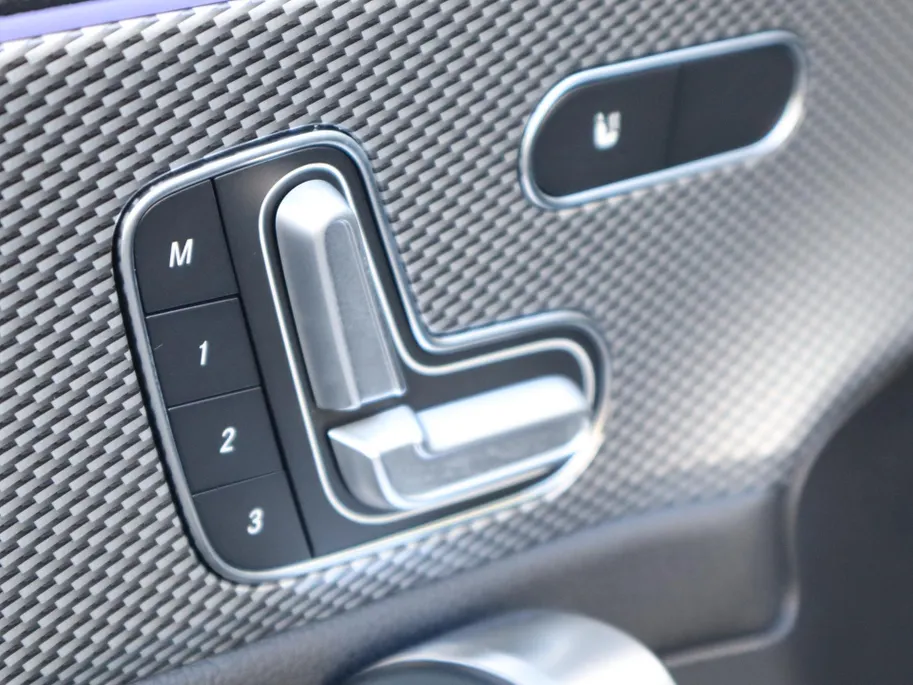 Mercedes-Benz A-Klasse 250 e Business Solution Luxury Limited l Panoramadak l Stoelverwarming l Ambiente lichtpakket