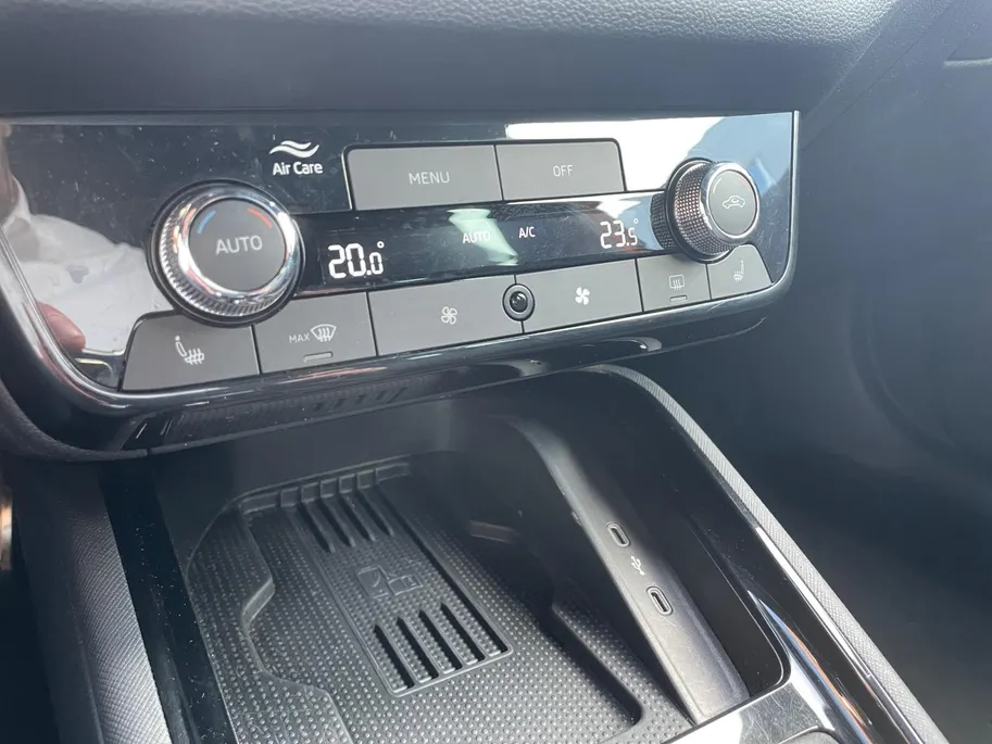 Škoda Kamiq 1.5 TSI Sport Business 150PK AUTOMAAT |Stoelverwarming| Climate control| Cruise Control| Parkeersensoren v+a| Achteruitrijcamera| Sportstoelen| Digitaal dashboard| Super strakke auto!