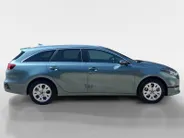 Kia Ceed Sportswagon 1.0 T-GDi DynamicPlusLine | Apple Carplay / Android Auto | Navigatiesysteem | Stoel + Stuurverwarming | Licht + Regensensor | Parkeersensoren Voor + Achter | Camera Achter | Elektrisch Bedienbare Achterklep | Cruise Control | Rijstrooksensor + Correctie