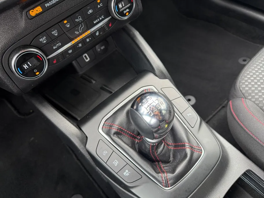 Ford Focus Wagon 1.0 EcoBoost ST Line Business | Trekhaak | Winterpack | B&O Audio | 18' inch velgen | Parkeersensoren | Keyless Entry |