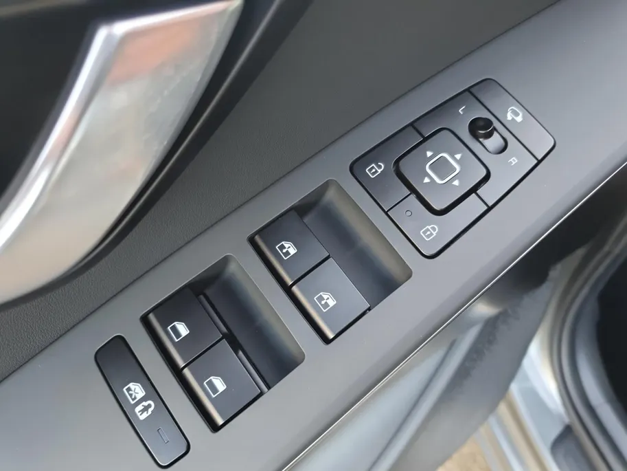 Kia Niro 1.6 GDi Hybrid DynamicPlusLine | Voorraadauto! | Stoel en stuurverwarming | Schuifdak | Parkeersensoren voor en achter | NU MET €3.000 inruilpremie en €1000 voorraadvoordeel!