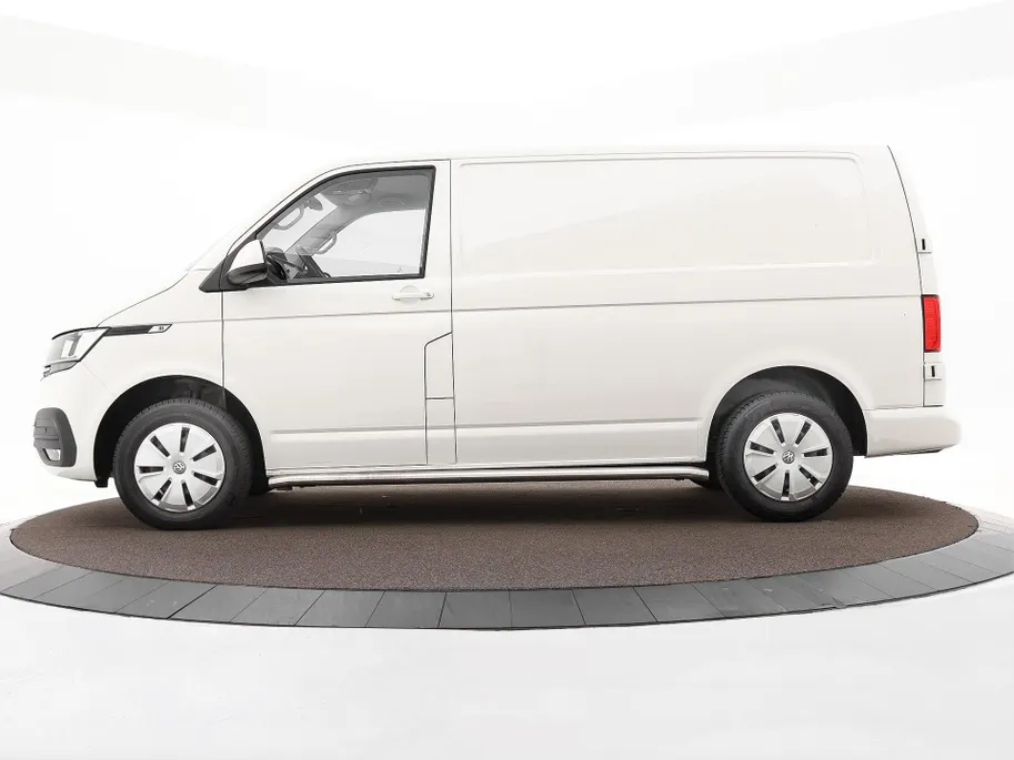 Volkswagen Bedrijfswagens Transporter 2.0 TDI L1H1 28 · Camera · Trekhaak · Apple/Android Car Play · Navigatie · Cruise Control · Vloerplaat · 16'' Inch · Garantie t/m 01-04-2028 of 100.000km