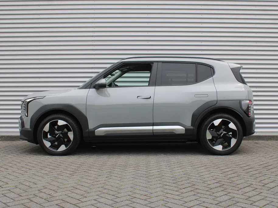 Kia EV2 Plus 42.2 kWh | Dodehoek detectie | Clima | 18'' LM Velgen | Stuur-/stoelverwarming | All seasons | Camera | Keyless | Telefoonlader | Navi |