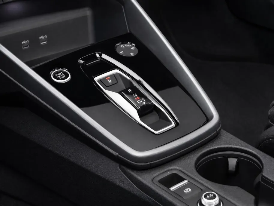 Audi A3 Sportback 45 TFSI e S edition Competition Panoramadak · SONOS Sound System · 19'' lichtmetalen velgen · Sportstoelen alcantara · MEGA Sale