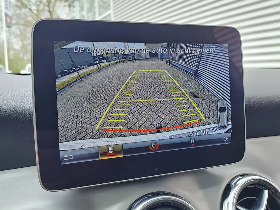 Mercedes-Benz GLA 180 Business Solution AMG AUTOMAAT | Trekhaak | Cruise | Panorama Schuif/kantel Dak | Navigatie | Camera | AMG-styling